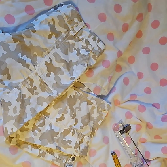 Cato, size 16 Camouflage Capris Cargo Pants - Picture 6 of 15